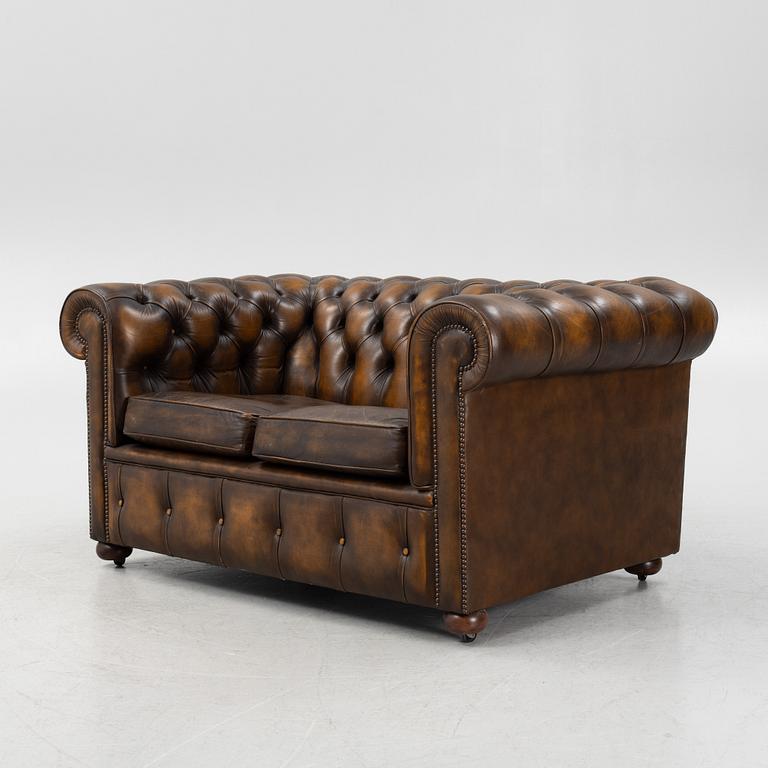 A leather upholstered Chesterfield sofa, England, second part of the 20th Century.