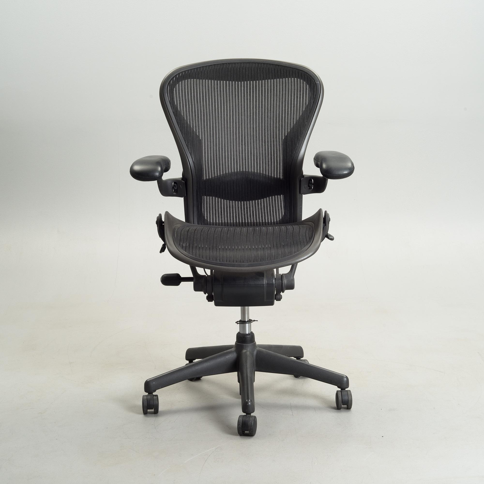 TOIMISTOTUOLI,  "Aeron Chair", Herman Miller.