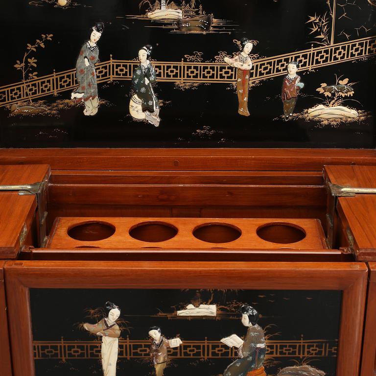 BARSKÅP, Kina, 1900-talets andra hälft.