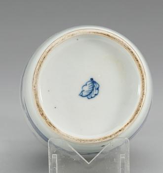 A blue and white vase, Qing dynasty, Kangxi (1662-1722).