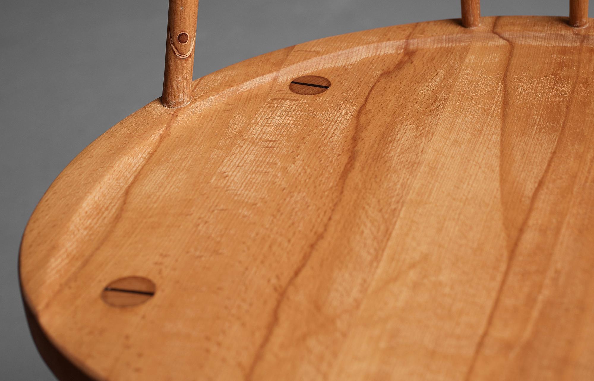 HANS J WEGNER, två Windsor-stolar, Fritz Hansen, Danmark, 1940-50-tal.