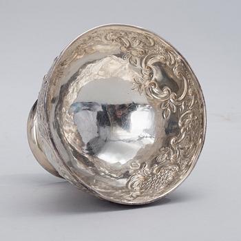 A BOWL, sterling silver, Henry Hutton Bourne, Birmingham 1901. Weight 124 g.