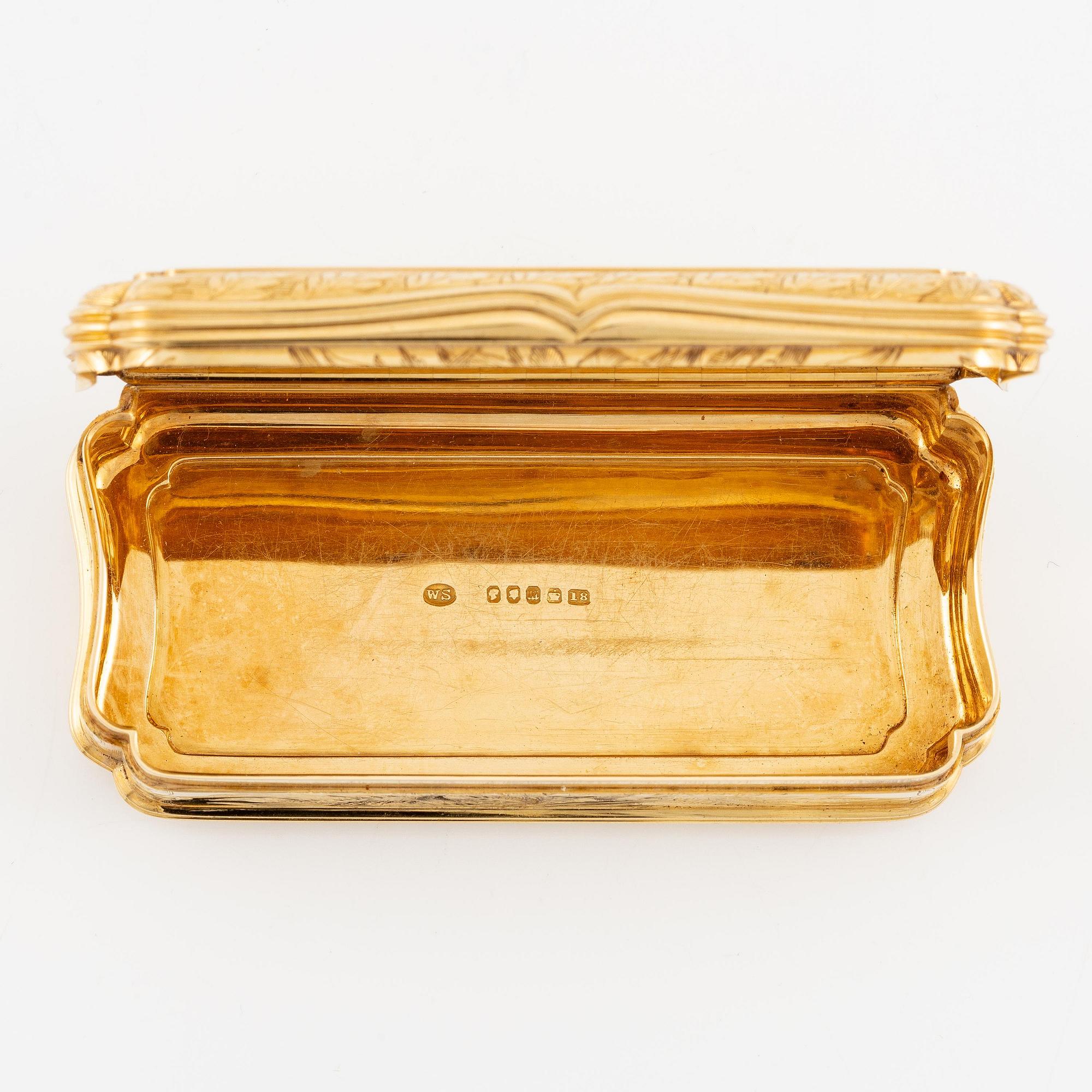 An English 18 carat gold snuff box, marks of William Summers, London 1867.