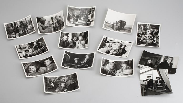 SAMLING FOTOGRAFIER, ca 100 st, 1900-talets mitt, från filminspelningar bla Sjunde Inseglet av Ingmar Bergman.