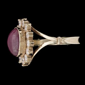RING, guld 14k med cabochonslipad rubin, 4,5 ct samt 13 briljantslipade diamanter, tot ca 1,04 ct. 1900-tal Vikt ca 6 g.