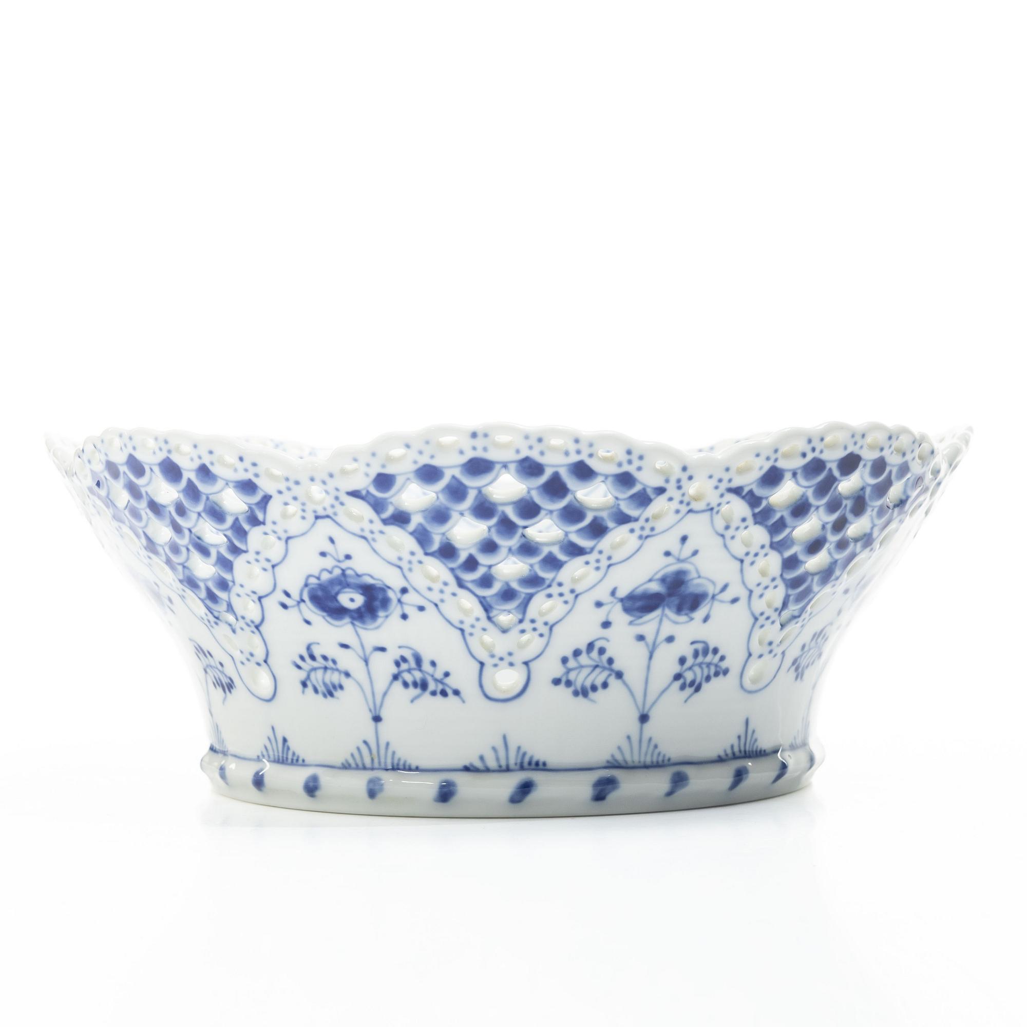 Royal Copenhagen, Serveringsskålar, tre stycken samt terrin, porslin, "Musselmalet helblond" (Blue fluted full lace), 1968-73.