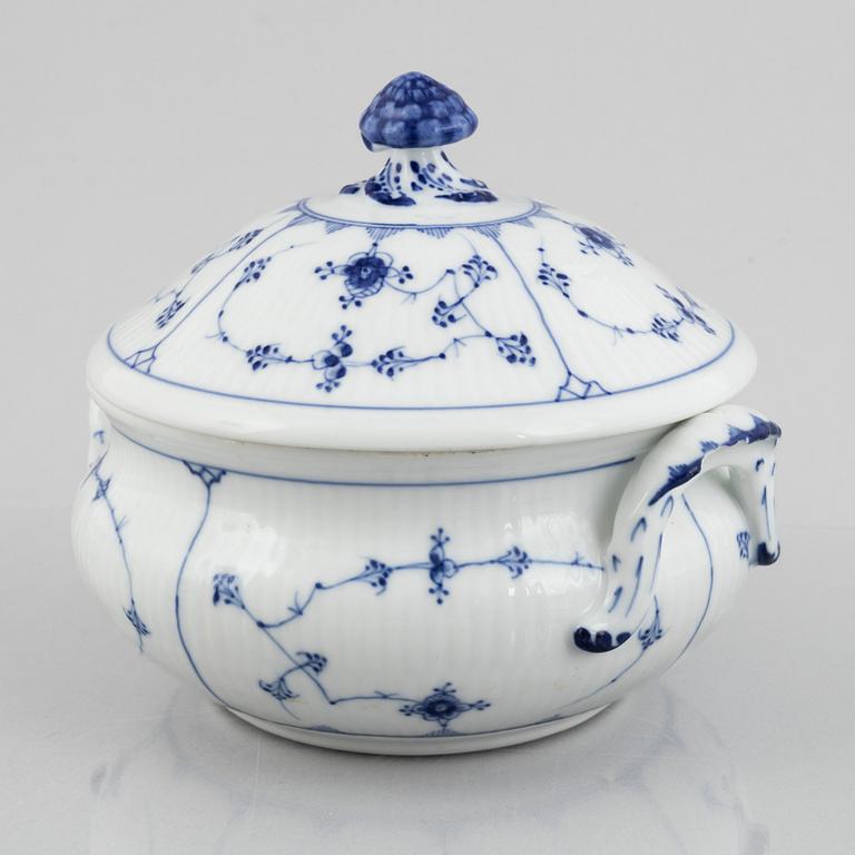 Terrin med lock samt två såsskålar med lock, porslin, porslin, Royal Copenhagen, "Musselmalet", 1800-tal.