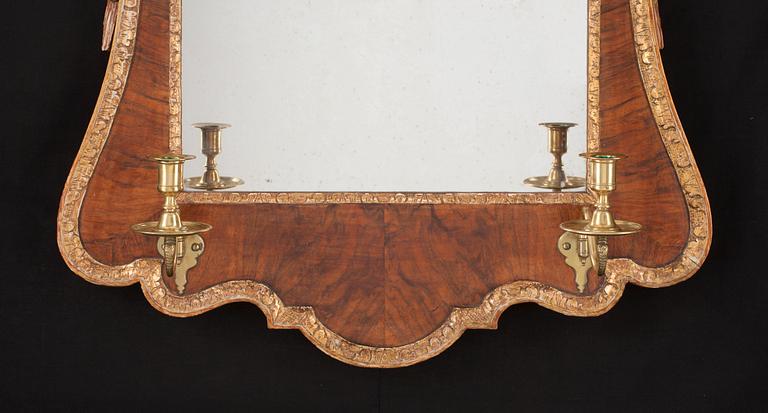 SPEGELLAMPETT, för två ljus. England, 1700-talets andra fjärdedel. Senbarock.