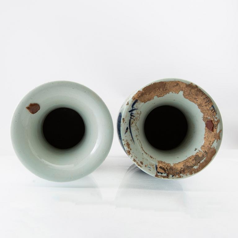 Two Chinese blue and white vases, 20th century.