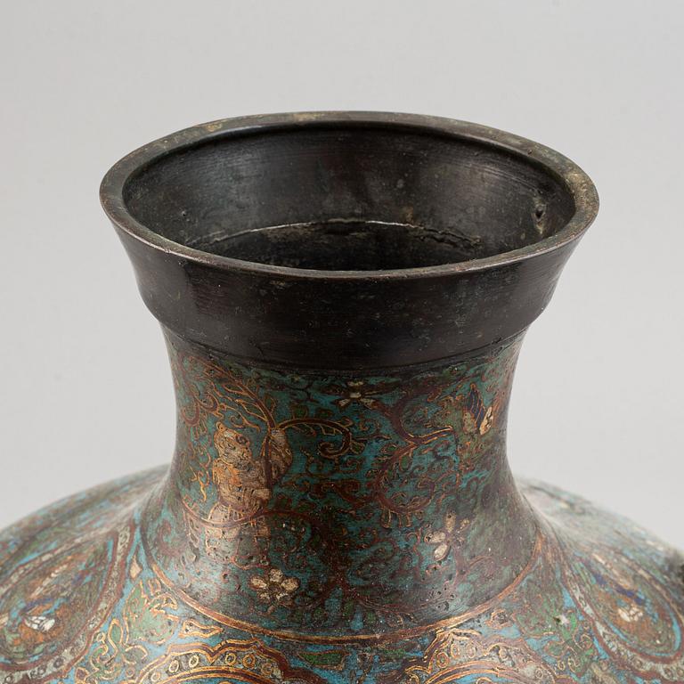Vas, brons och cloisonné. Qingdynastin, 1800-tal.