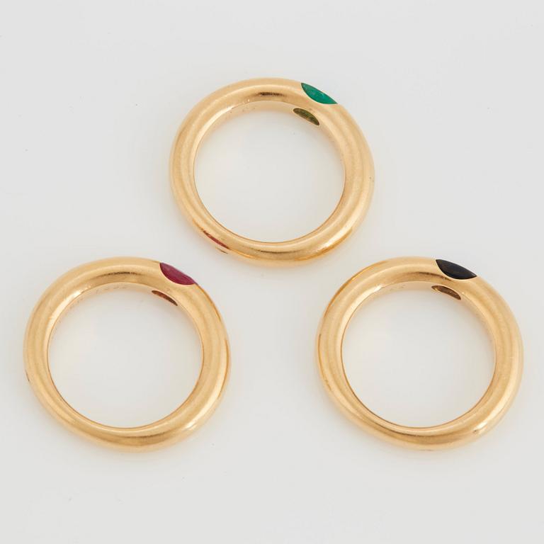 Cartier tre ringar "Ellipse" 18K guld med fasettslipad safir, smaragd och rubin.