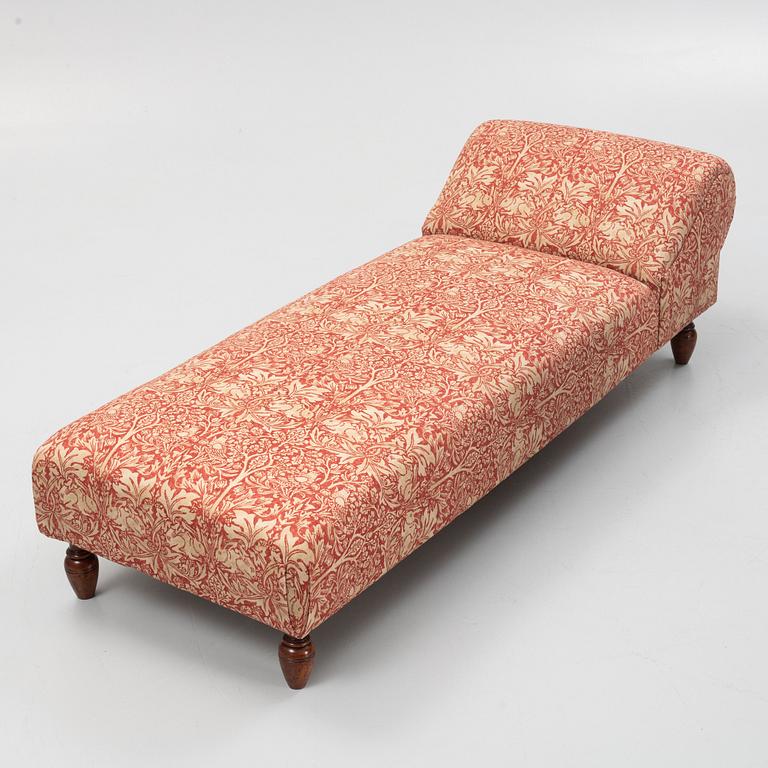 An early 19th century chaise longue.