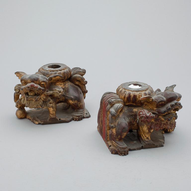 LJUSSTAKAR, ett par. Trä. Orientaliska. 1900-tal.