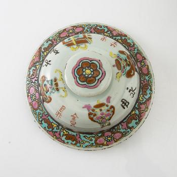 A Chinese porcelain urn with cover, 19th/20th century.