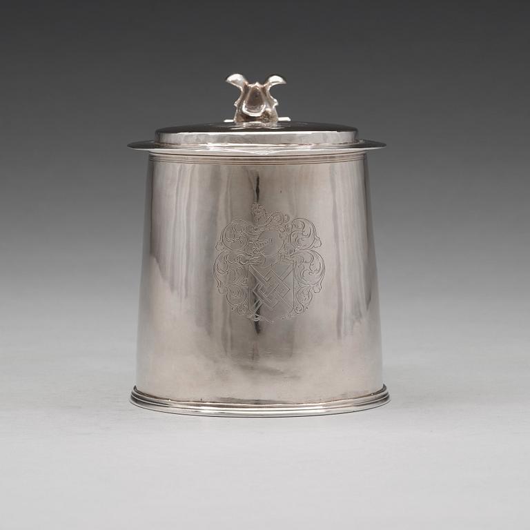 An English 17th century silver tankard, makers mark M, London 1672.