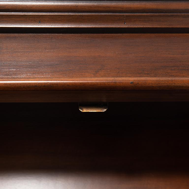 Vitrinskåp, 1900-tal.