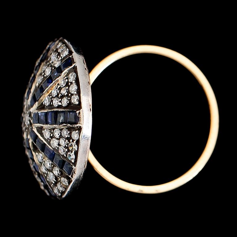 RING, 18K vit- och rödguld, safirer och diamanter. Total vikt 6,5 g.