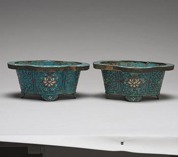 A pair of cloisonné flower pots, Qing dynasty, 19th Century.