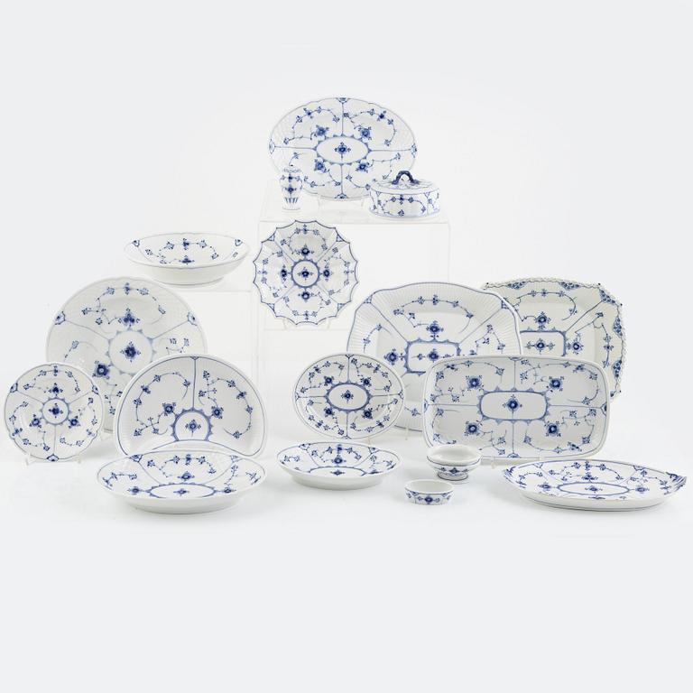 Bing & Gröndahl samt Royal Copenhagen, matservis, 99 delar, porslin, "Musselmalet", Danmark.