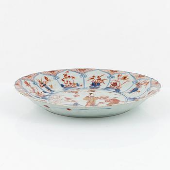 An Imari porcelain dish, China, Qing dynasty, Kangxi (1662-7122).
