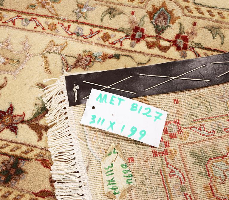 A Tabriz carpet, part silk, c. 311 x 199 cm.