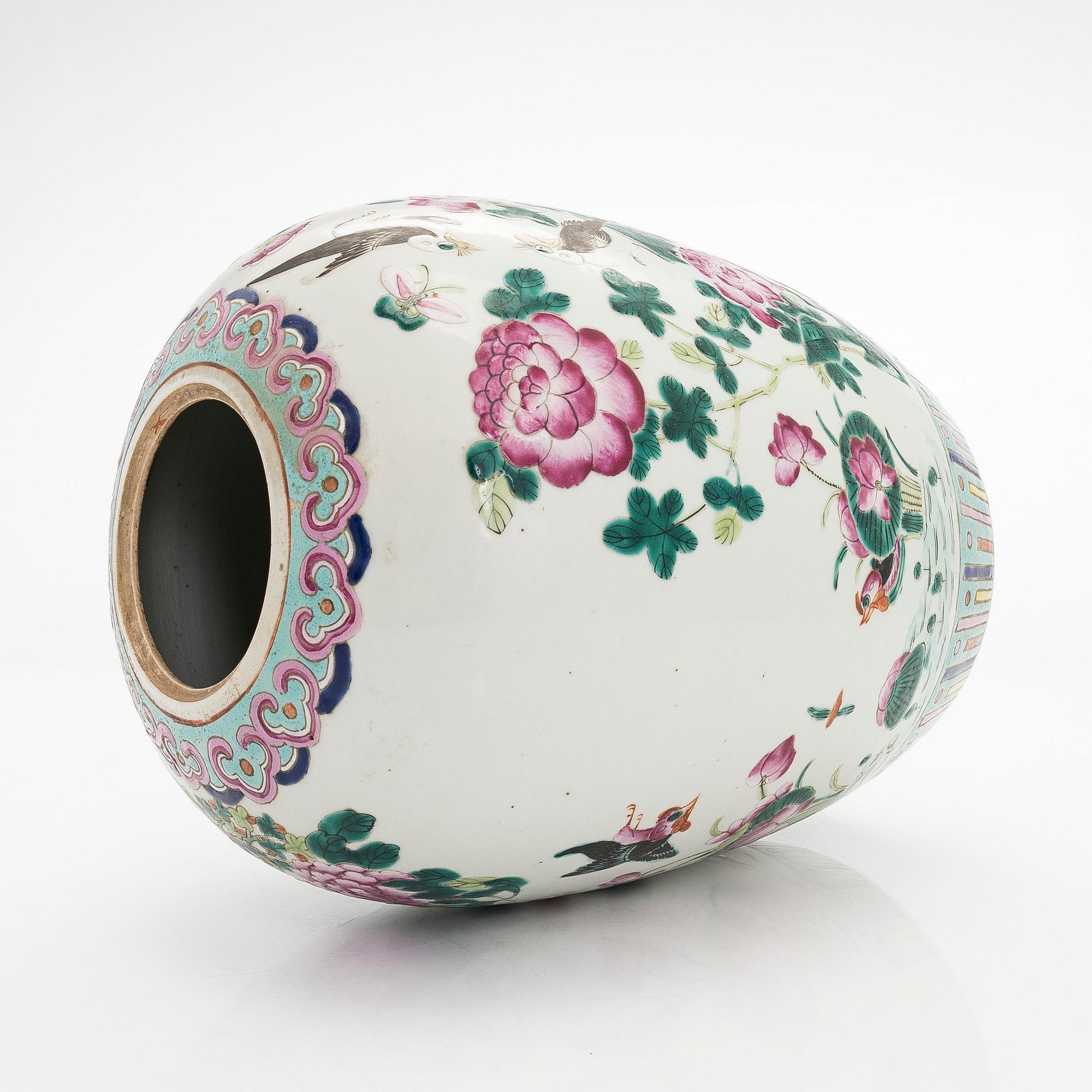 A Chinese famille rose jar with cover, late Qing/early 20th Century.