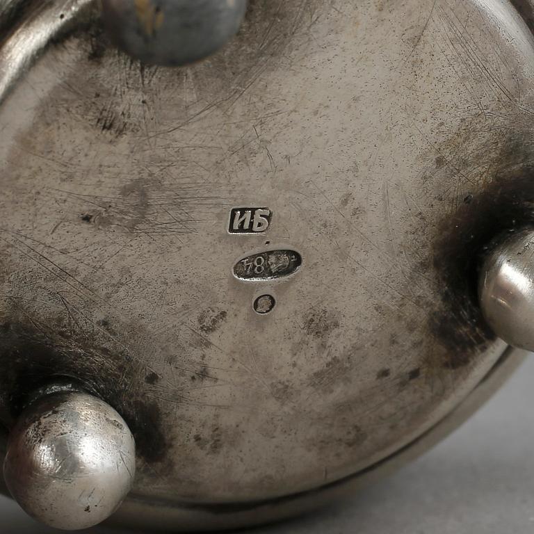 SKÅL och SERVETTRING samt SALTKAR, silver, bl a Ryssland, ca 1900. Tot vikt: 89 gram.