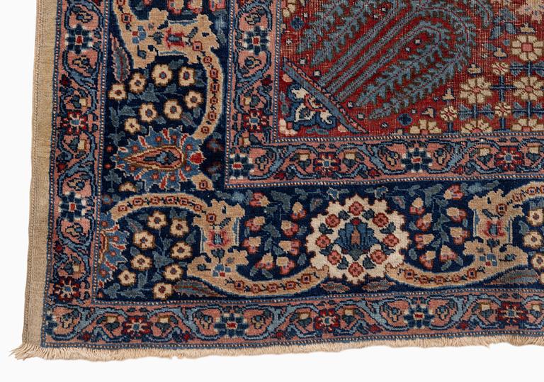 An antique Joshagan / Sarouk carpet, 365 x 256 cm.