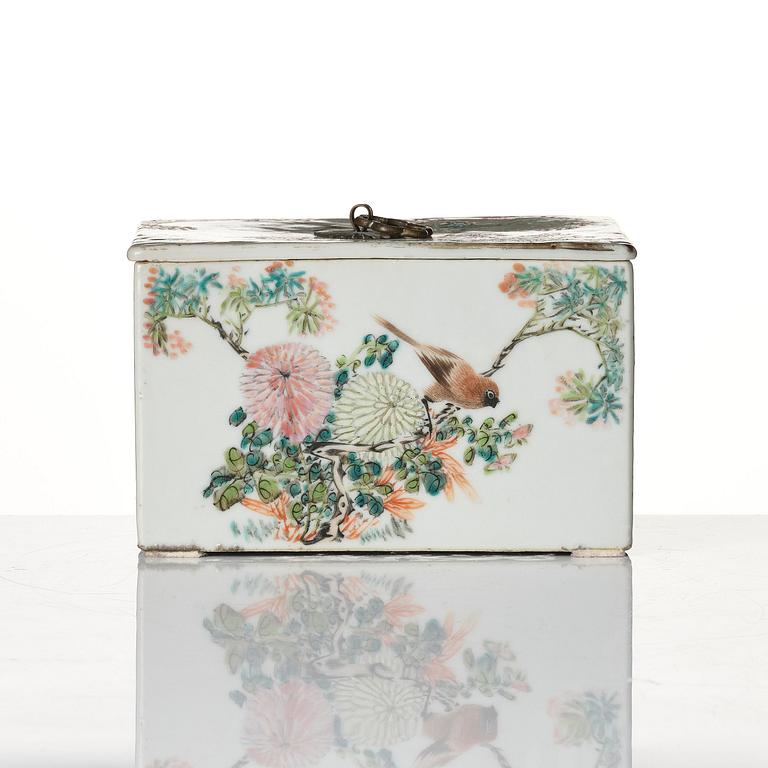 A Chinese porcelain box with cover, 20th century.