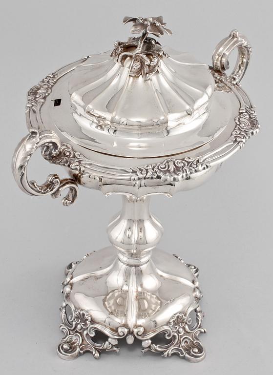 SOCKERSKÅL, silver, Gustaf Möllenborg, Stockholm, nyrokoko, 1854. Vikt 1 085 g.