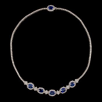 1255. A blue sapphire and brilliant cut diamond necklace, tot. 6.92 cts.