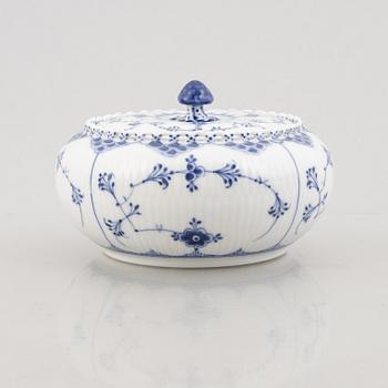 A "Blue Fluted Full Lace" / "Musselmalet" bonbonniere / box with cover, Royal Copenhagen, model 1188, 1898-1900.