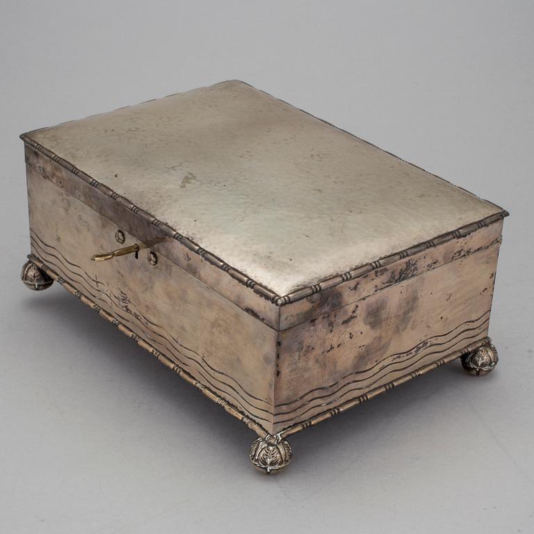 A silver jewelry box by CG Hallberg in Stockholm 1930.