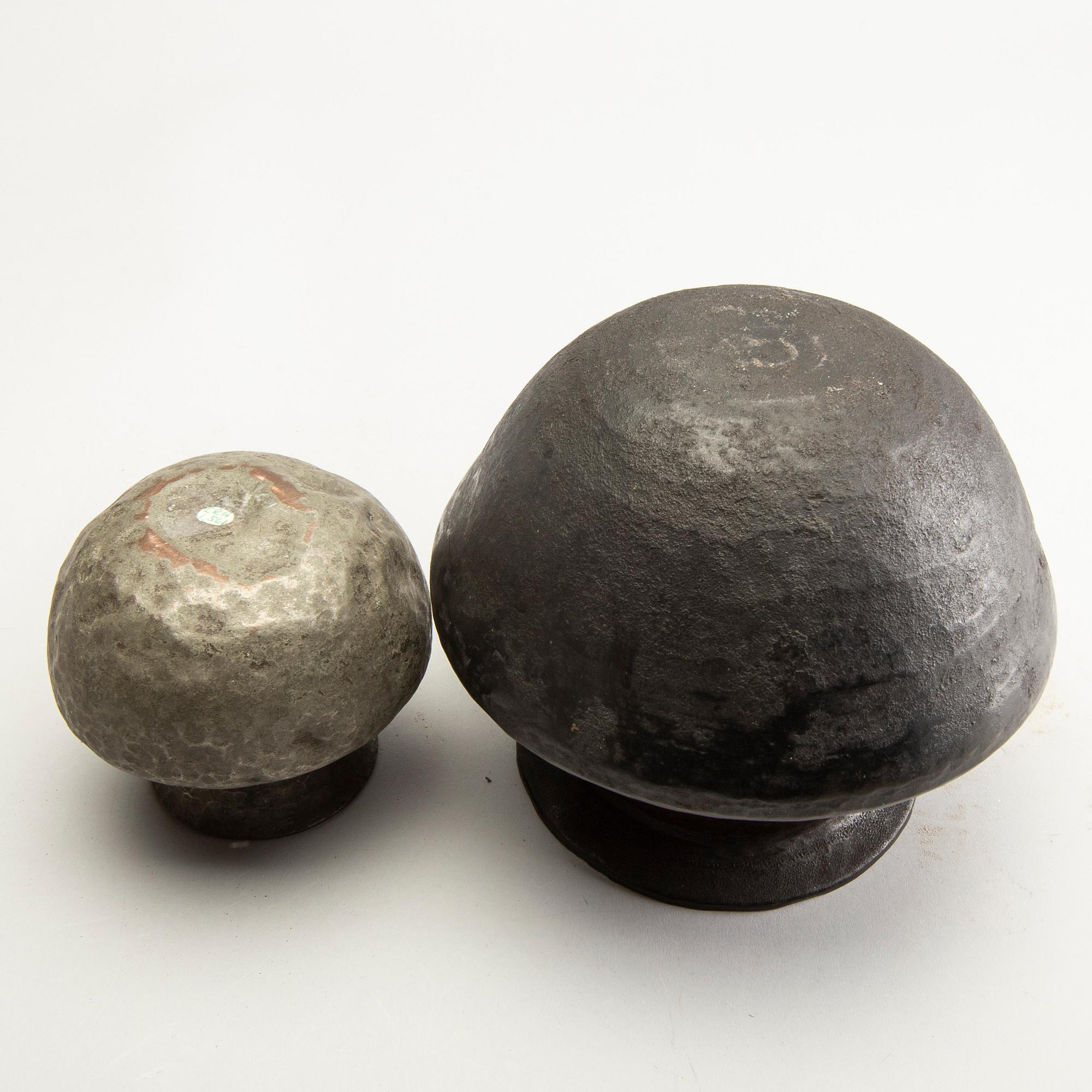 A group of 4 suger hammers/axes and 2 water bowl, 19th/20th Century.