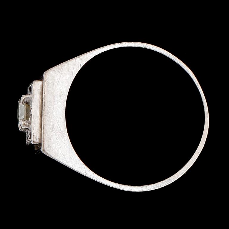 RING, 18K vitguld, med diamanter tot ca 0.47 ct.
