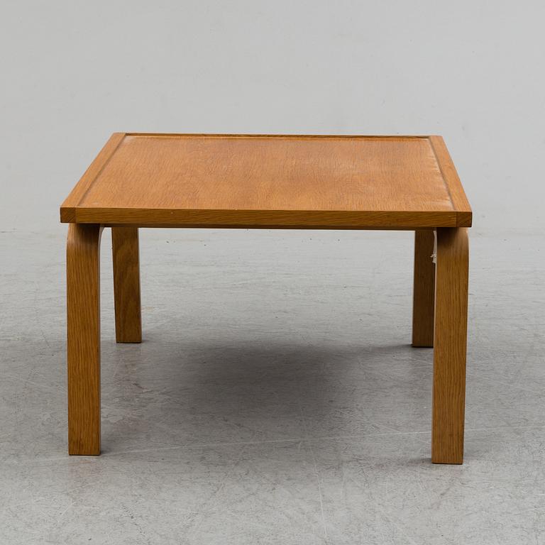 ARNE JACOBSEN, "Oxford" sidobord. Fritz Hansen, Danmark.