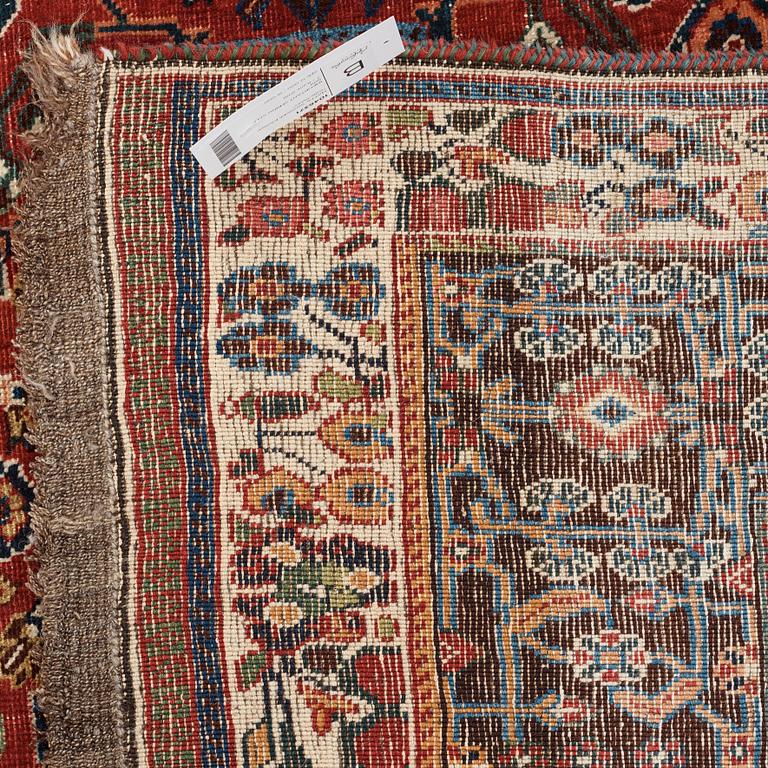 A CARPET, a semi-antique Qashqai, ca 265,5-268 x 169,5-171 cm (as well as one end with 2 cm flat weave).