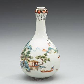 VAS, porslin. Kina, troligen Republik, 1900-tal, med Qianlong fyra karaktärers märke.