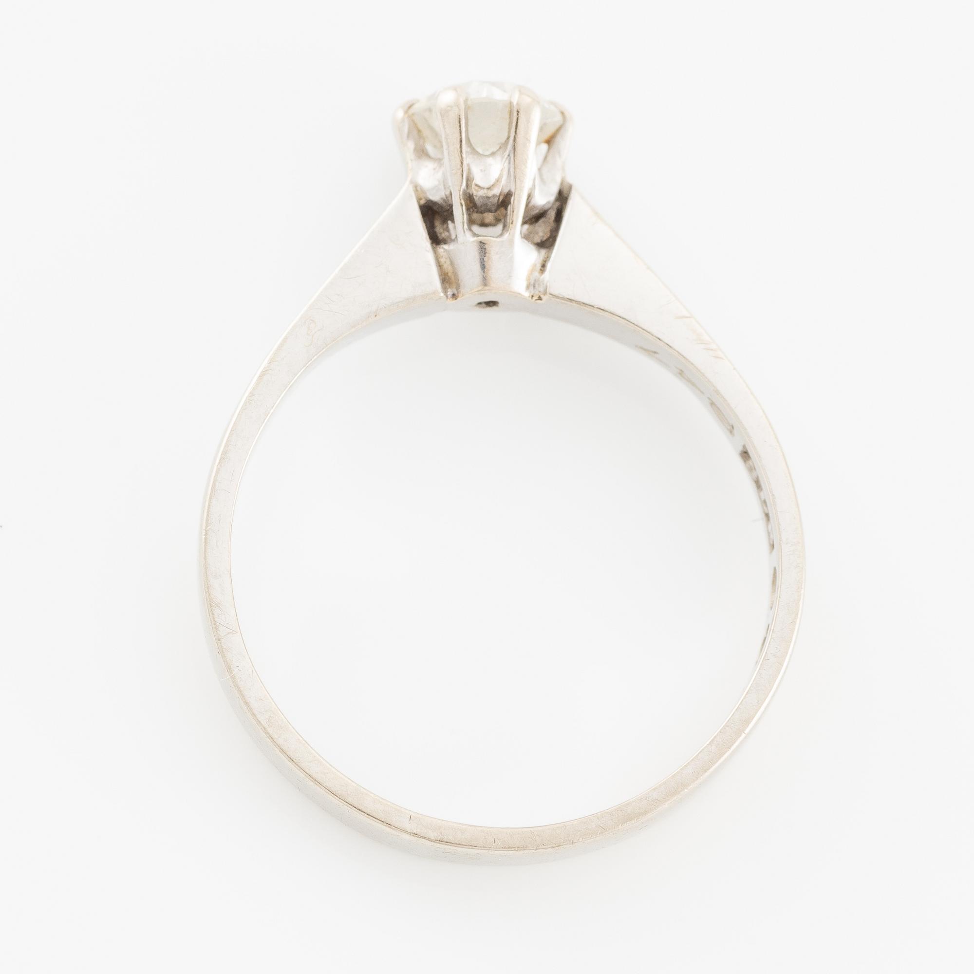 Ring 18K vitguld med en briljantslipad diamant.