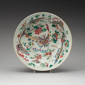 513. A large famille rose butterfly basin, Qing dynasty, 19th Century.
