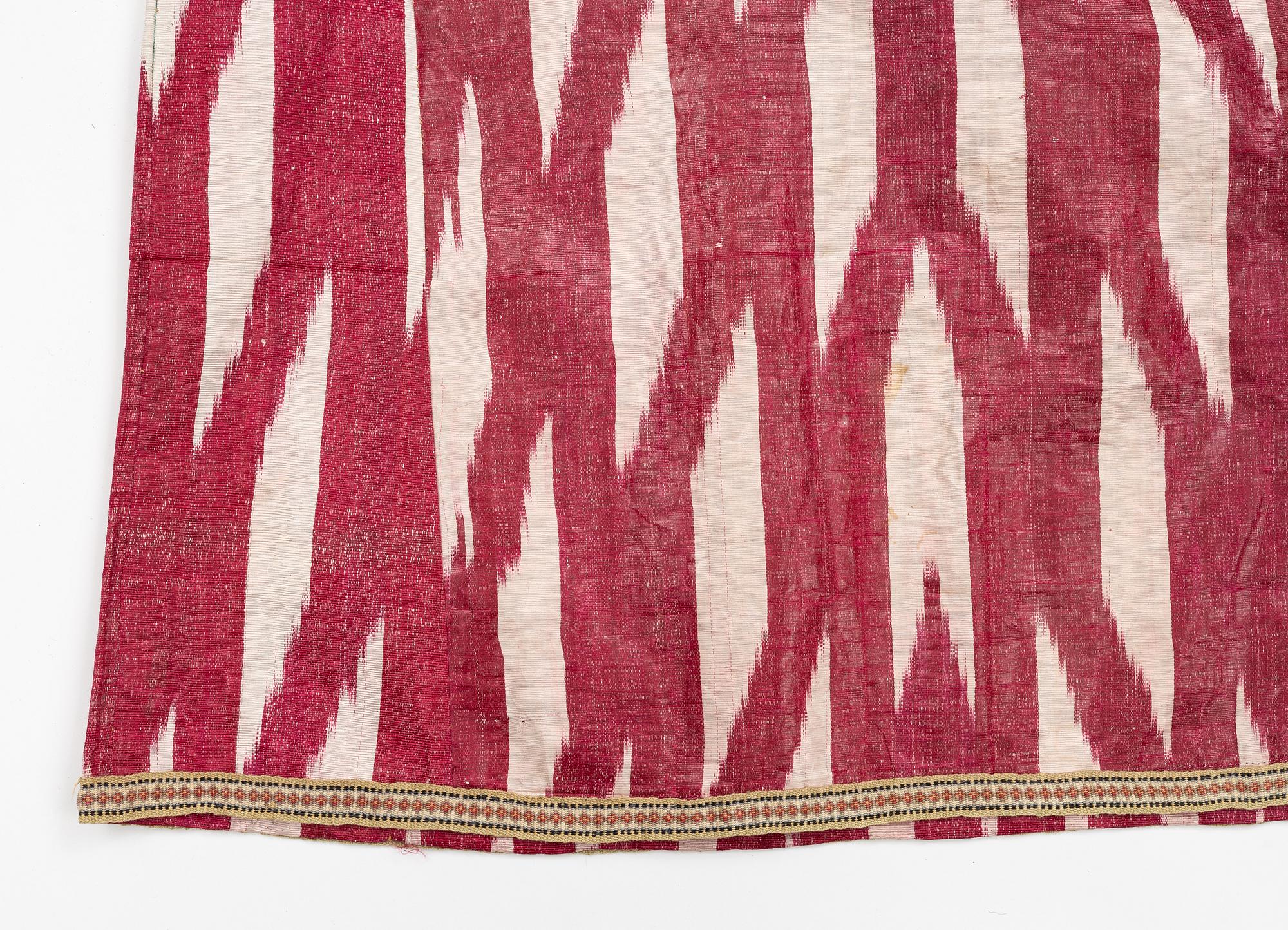 A silk and cotton Chapan, Ikat silk and cotton, Centralasien, 1880s.