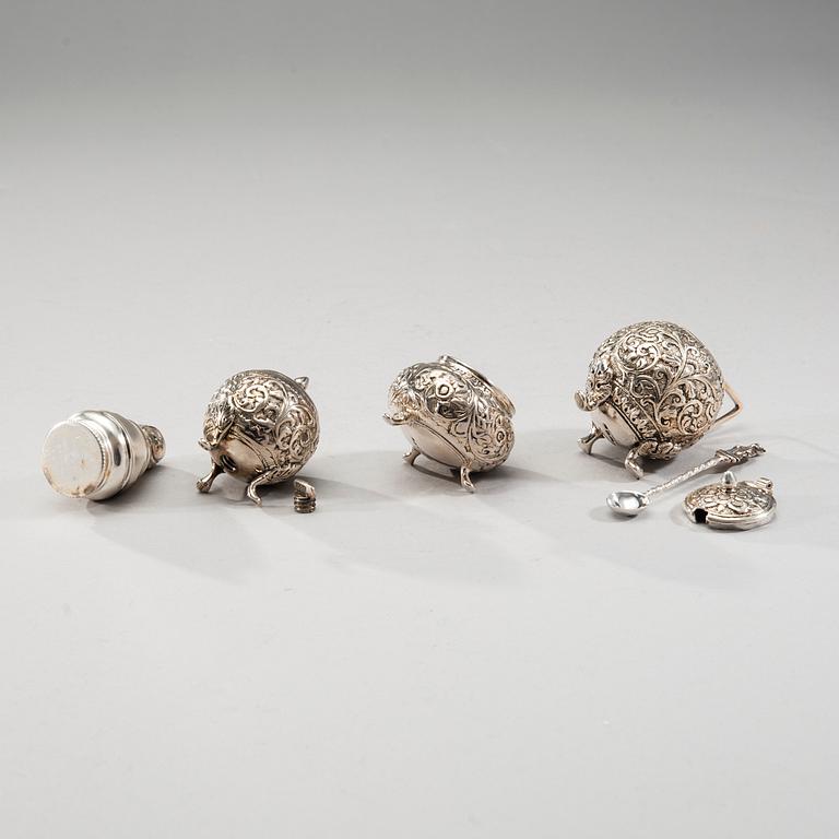 SALTKAR, 4 st, silver. 1 st Auran Kultaseppä Åbo 1988, 3 st med finska kontrollstämplar Tarkiainen Helsingfors 1962.