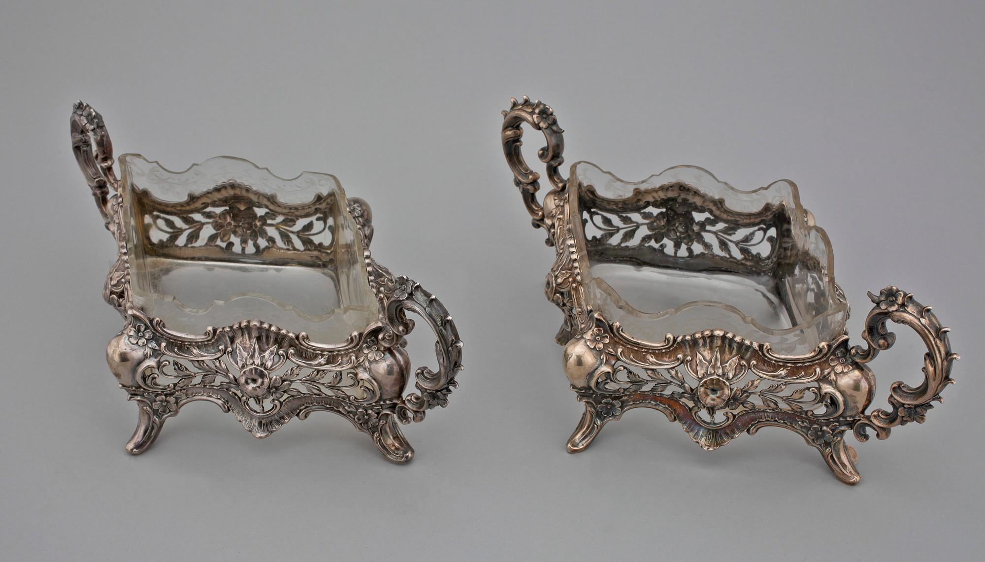 JARDINIERER, ett par, silver samt glas. Rokokostil. Gustaf Löfgren, Stockholm. 1902. Ca 740g exkl insats.