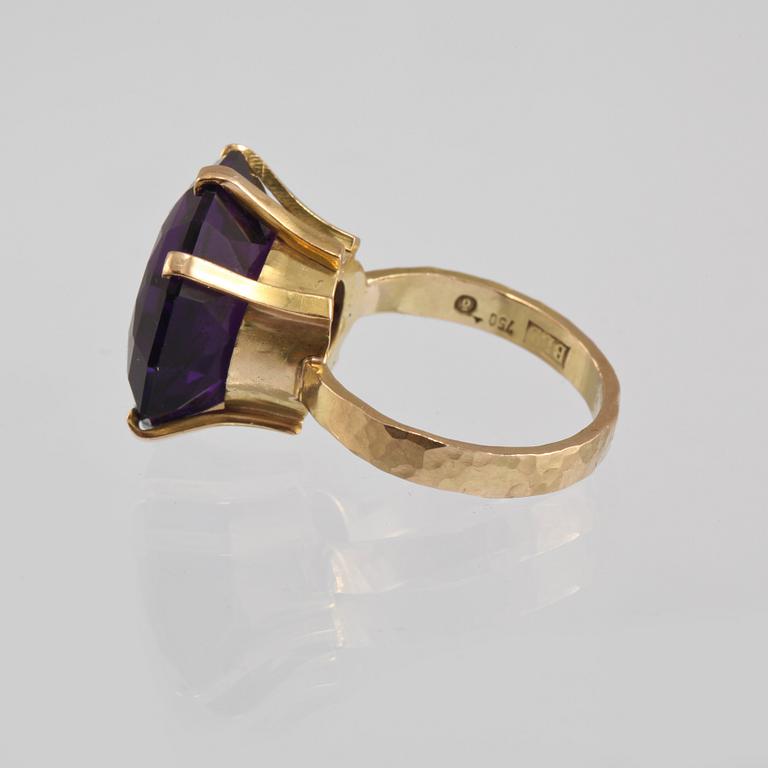 RING, 18K guld med fasettslipad ametist, Bern Böhme, Göteborg. Vikt 12,7 gram.