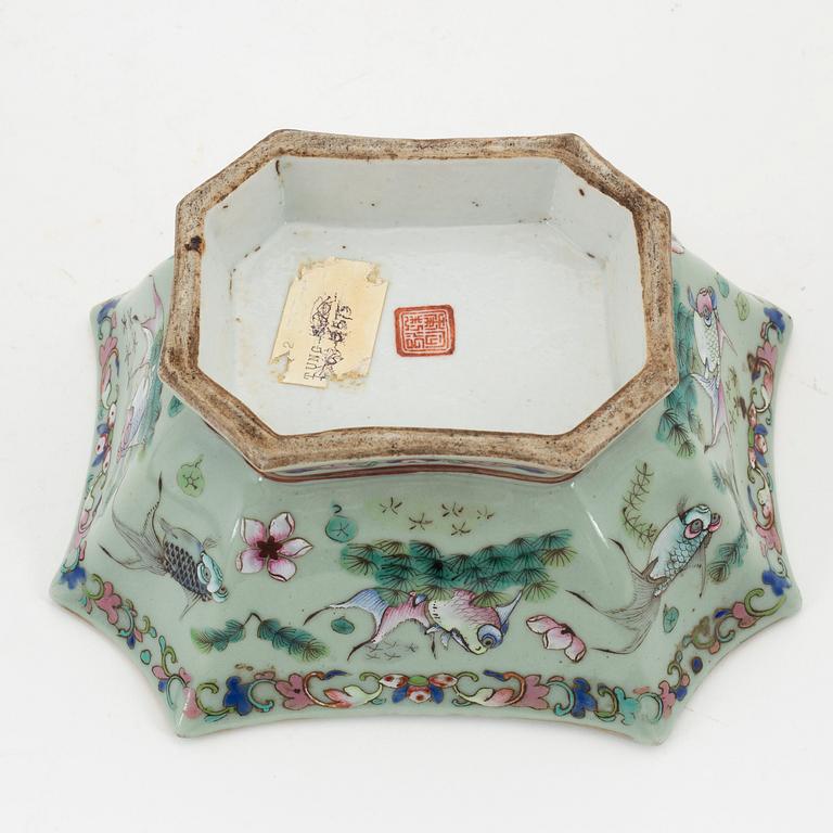 A Chinese porcelain bowl, late Qing Dynasty, circa 1900.