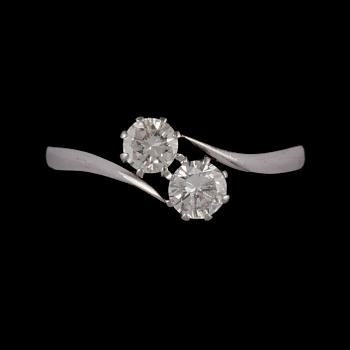 RING, 18k vitguld med två briljantslipade totalt 0,47 ct, Andersson & Magnusson,Göteborg, 1962. Vikt 3 g.
