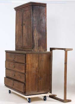 ÖVERSKÅP SAMT BYRÅ, 1700/1800-tal.