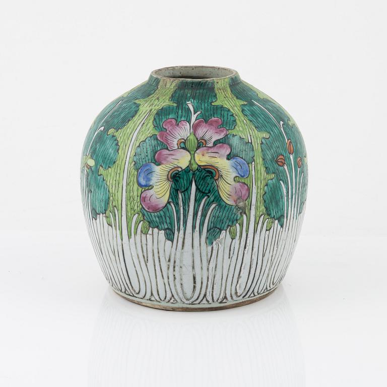A porcelain jar, late Qing dynasty, around the year 1900.