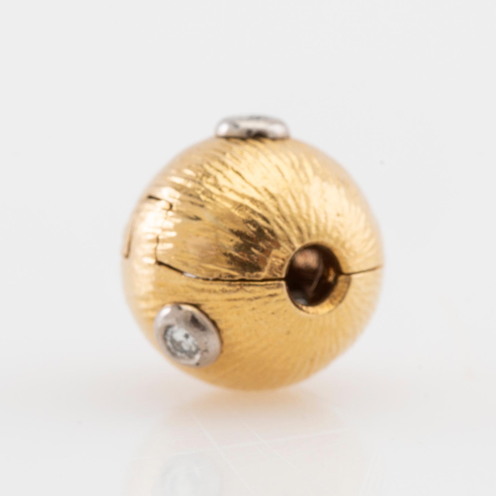 Ole Lynggaard, 18K gold clasp with round brilliant-cut diamonds.