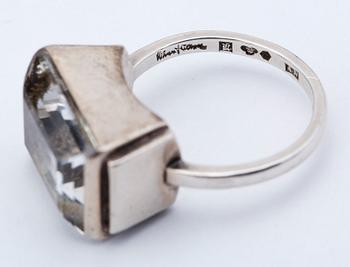 RING, sterlingsilver med bergkristall. Wiwen Nilsson, Lund. Vikt ca 8 g.